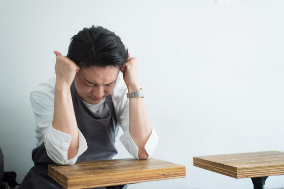 「飲食店経営に疲れた」悩む時にできることは？挽回方法や選択肢を解説